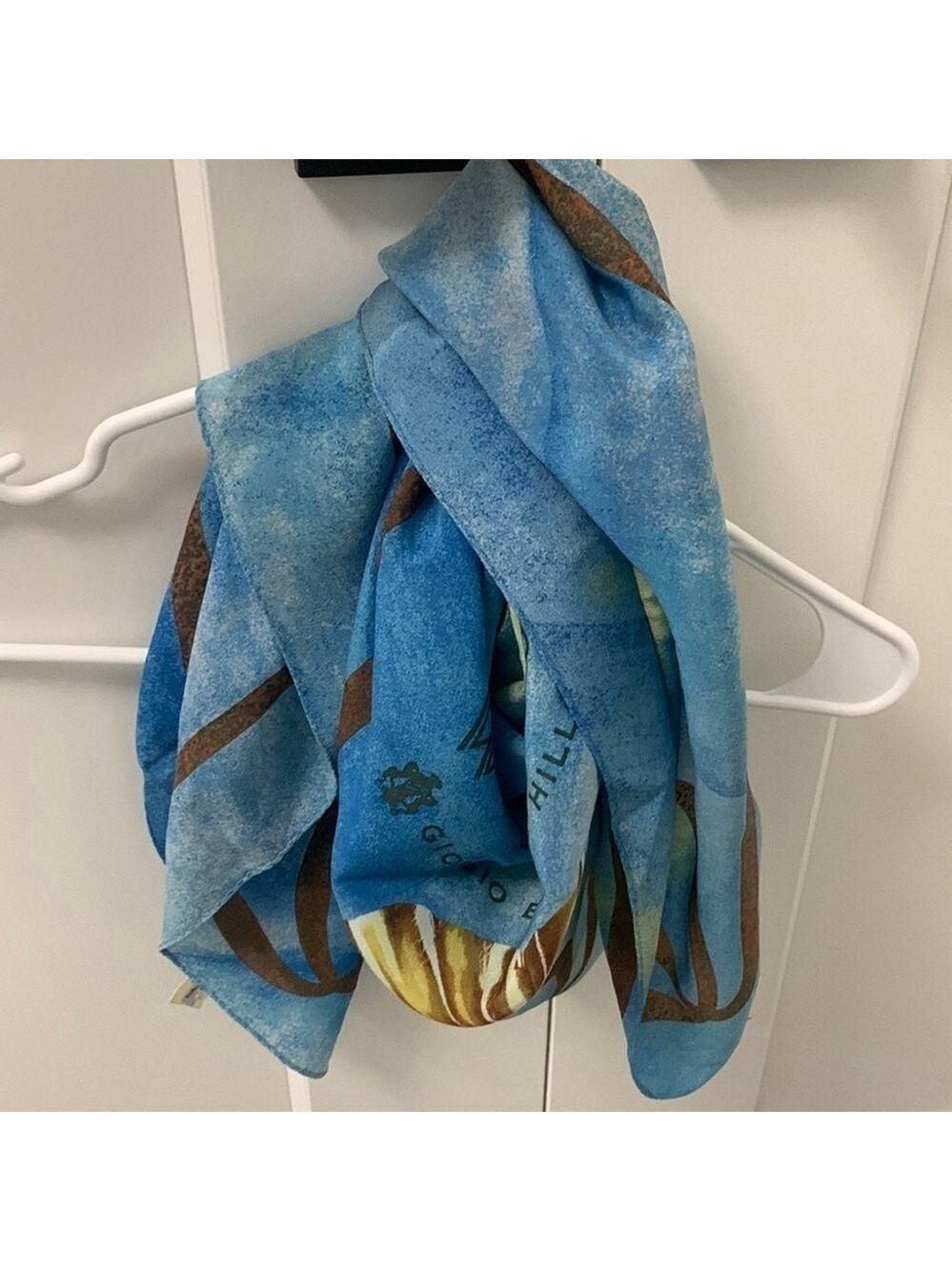 Vintage GIORGIO BEVERLY HILLS 100% silk scarf blue 34”x34” Made in Japan - Picture 4 of 10